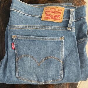 Levi's  315 Shaping boot cut Denim Women's Jeans! Like brand new only worn twice